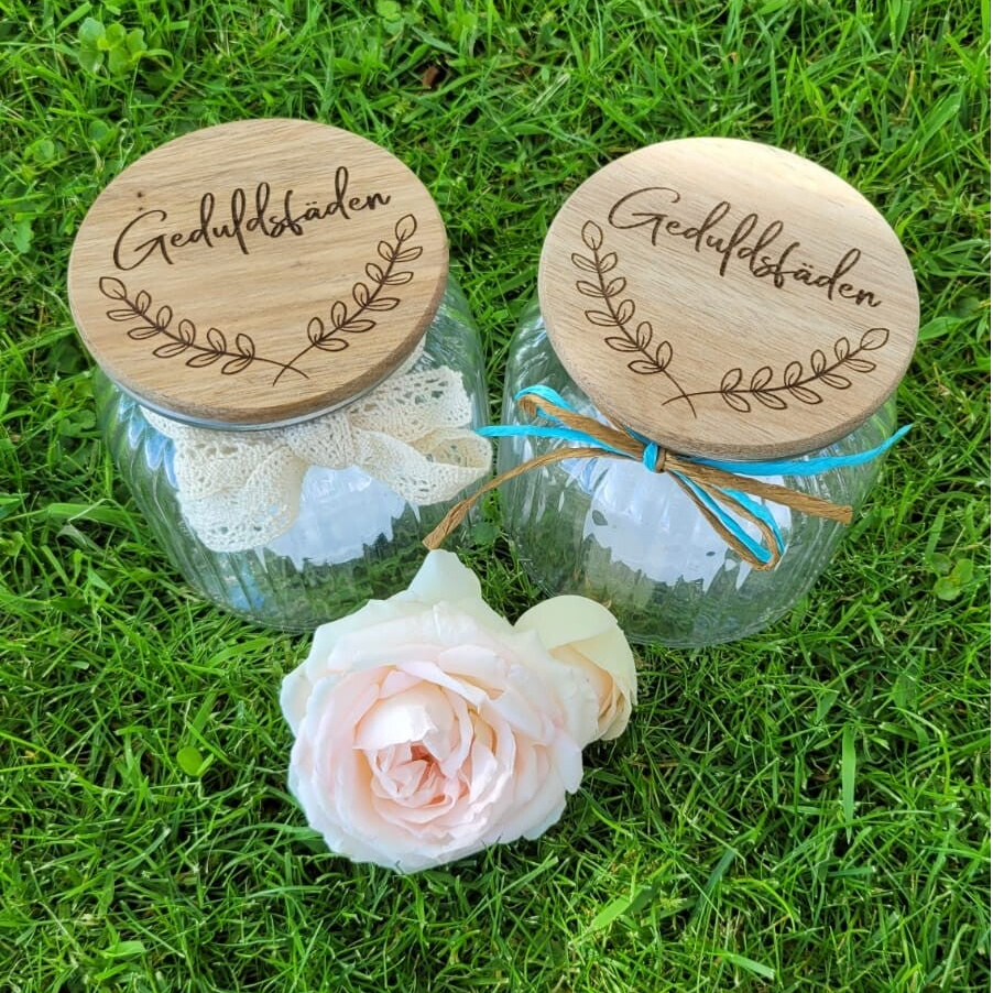 Glas „Geduldsfäden“ gravierter Akazienholz-Deckel – Geschenkidee für Lehrer, Pädagogen & Arbeitskollegen 🎁