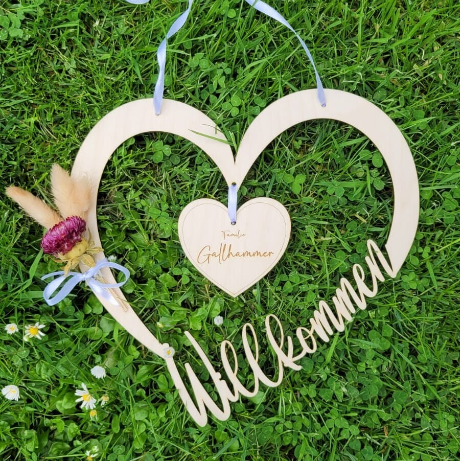 personalisiertes Schild "Willkommen" mit Namen und Trockenblumen