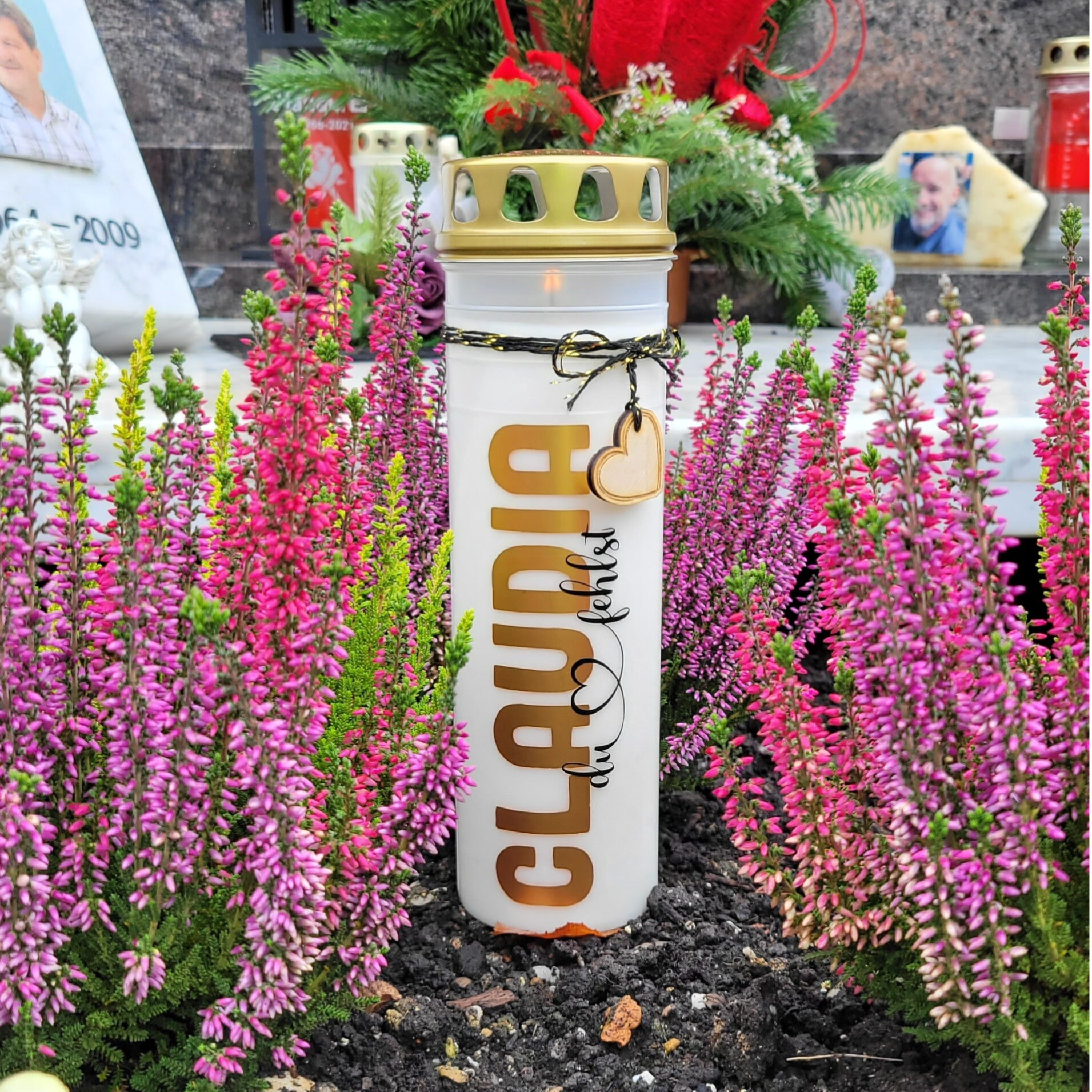 Personalisierte Ewigkerze 🕊️💛 | Erinnerungslicht mit Holzanhänger | Trauerkerze mit Namen | Gedenkkerze 130h Brenndauer