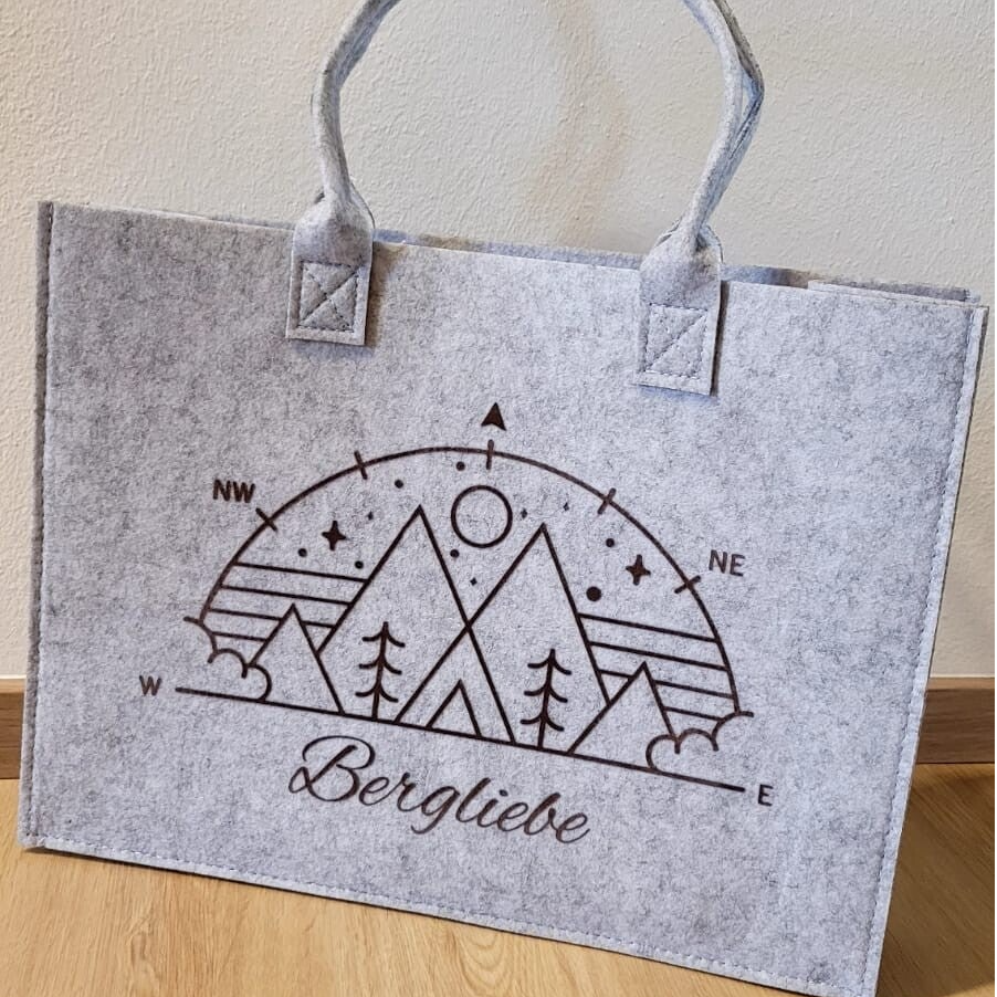 Filztasche „Bergliebe“ 🏔️ | Hellgrau | Tasche für Wanderer & Bergfreunde | Extra groß 30x40x7 cm | Geschenk für Bergliebhaber