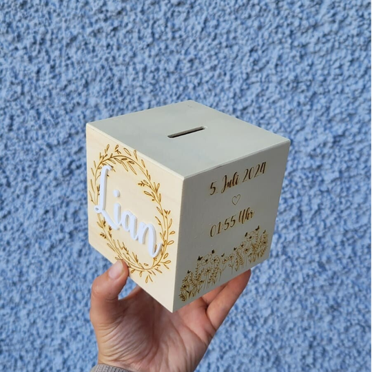 personalisierte Holz Würfel Spardose mit Gravur auf 4 Seiten: Namen, Geburtsdaten und Spruch zur Taufe + Kommunion & Blumenwiese
