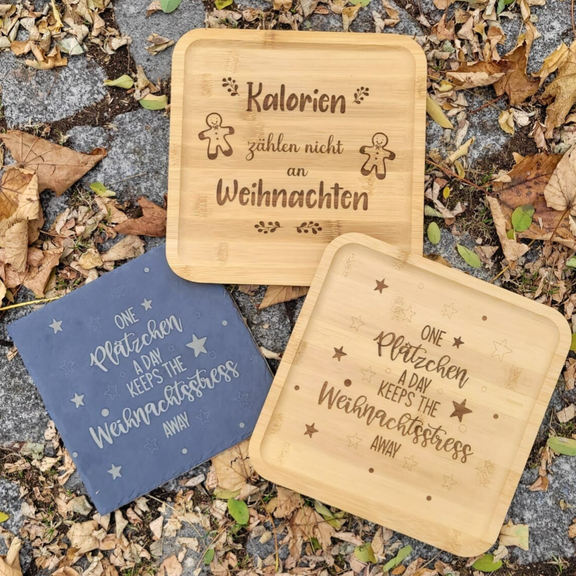 Weihnachtlicher Keksteller – Lackierte Schiefer- oder Bambusplatte mit Gravur 🎄 Perfekt für Plätzchen & Kekse 🍪✨