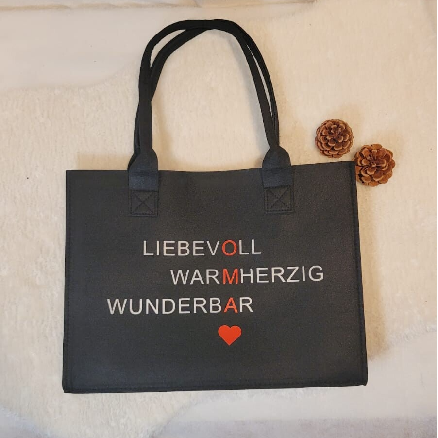 Personalisierte Filztasche „Oma“ 🖤 | Einkaufstasche mit Wunschname | Schwarze Tasche 30x40x7 cm | Geschenk für Oma