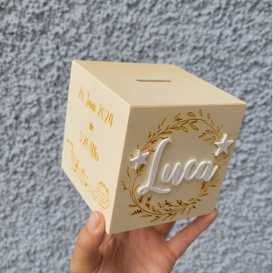 personalisierte Holz Würfel Spardose mit Gravur auf 4 Seiten: Namen, Geburtsdaten und Spruch "Sei mutig, wild und wunderbar" & Tiere