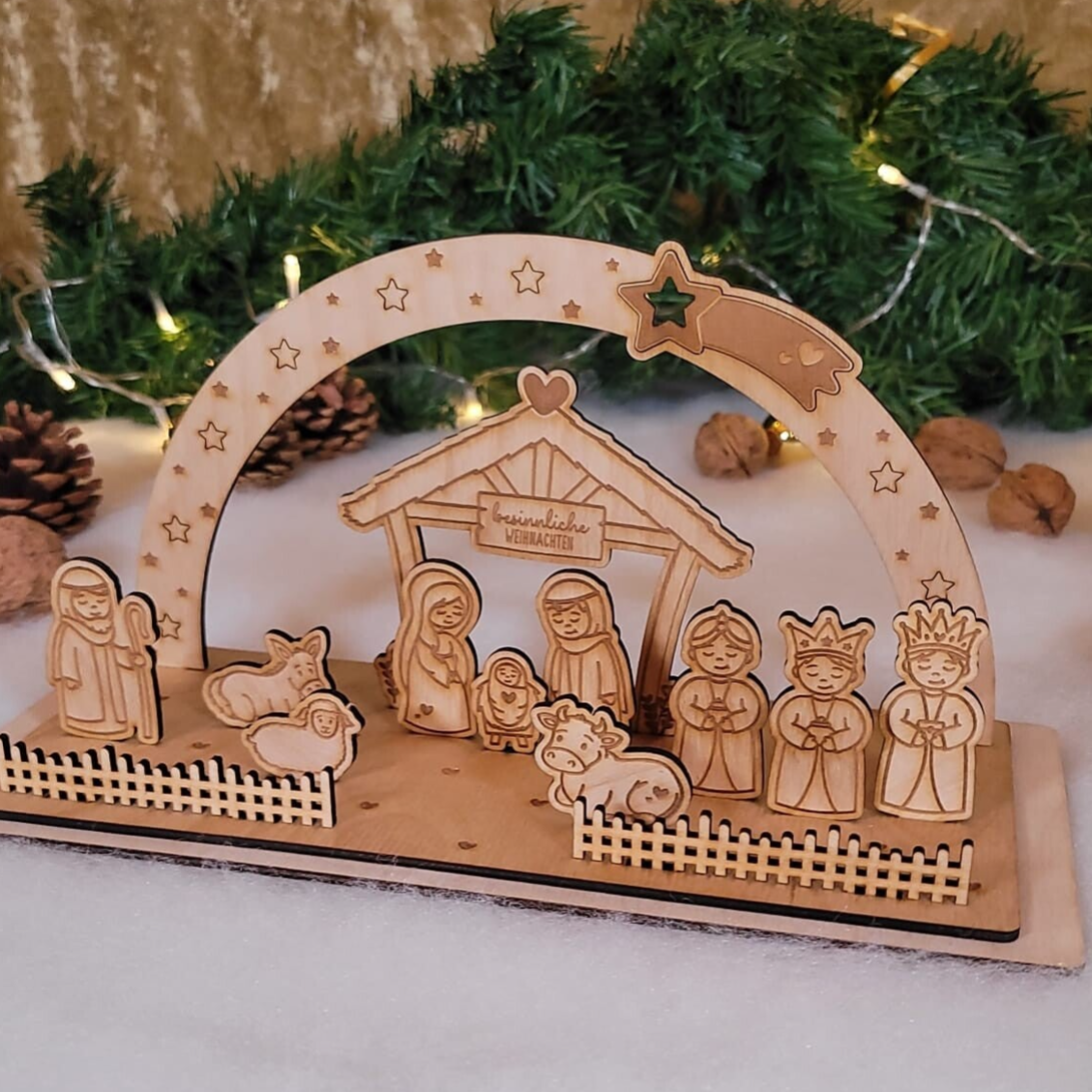 Weihnachtskrippe mit Schwibbogen aus Holz – Liebevolle Krippendeko mit Figuren & Glitzer 🎄✨