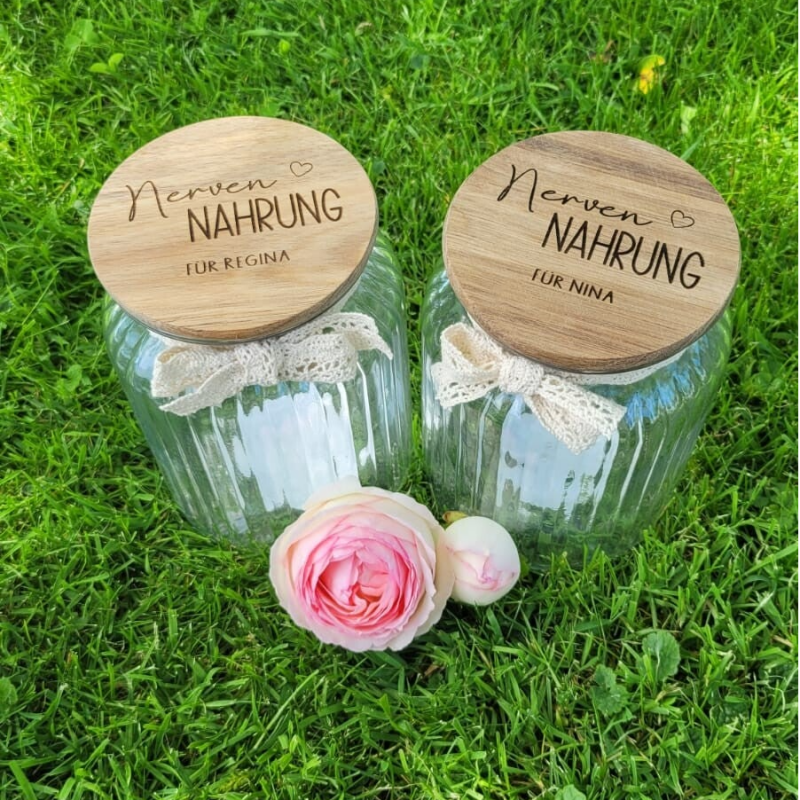 Personalisiertes Vorratsglas „Nervennahrung“ gravierter Akazienholz-Deckel mit Name – Geschenk für Lehrer & Pädagogen 🎁