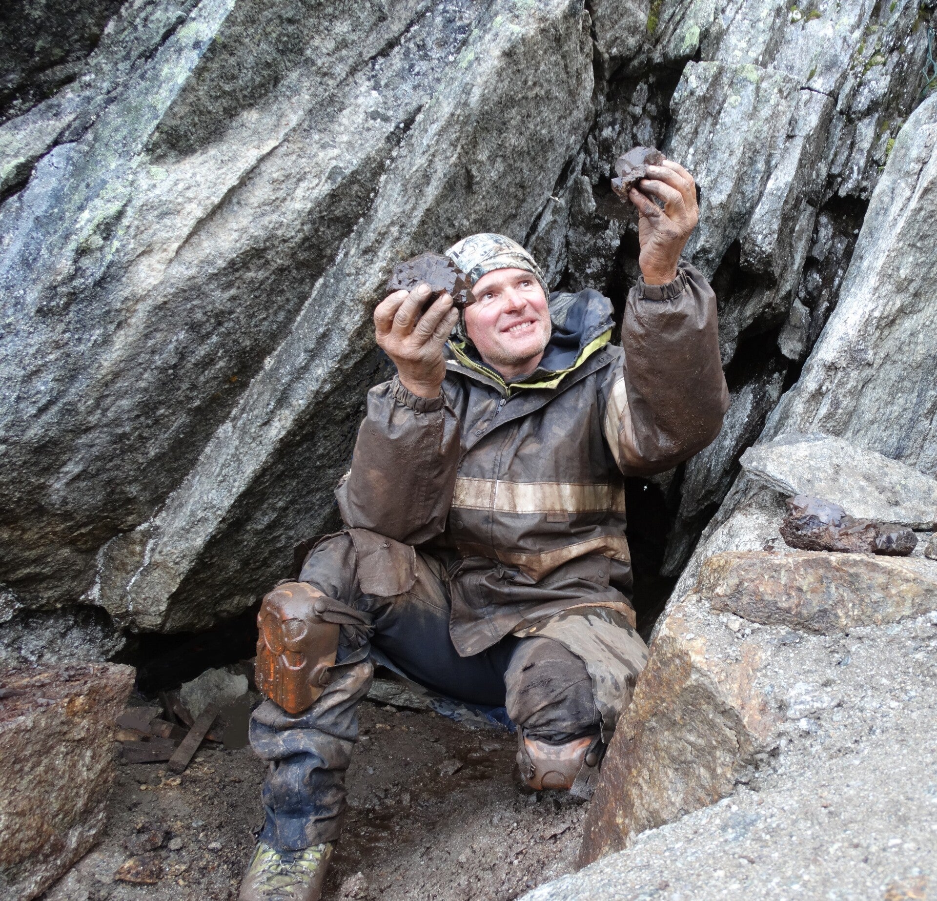 Berufsstrahler Werner Schmidt in seiner einzigartigen Schweizer Bergkristalle Ausstellung