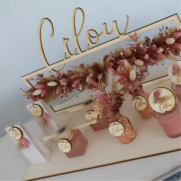 Presentatie stuk met naam en droogbloemen