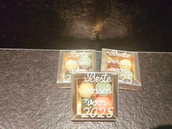 Klein goud doosje 4 pralines met opschrift