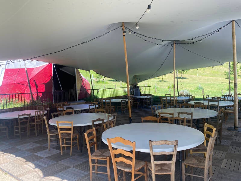 10-tables-rondes-terrasse-couverte-lieu-de-re-ception-montauban-standard-3vcf86.jpg