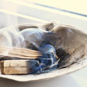 je huis energetisch reinigen smudge witte salie palo santo