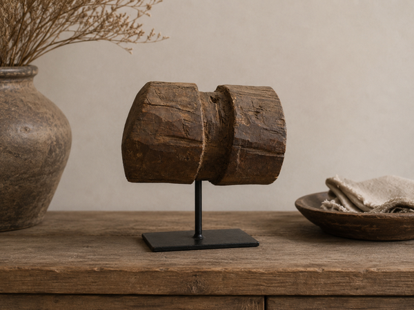 Oude Houten Wielnaaf op Metalen Voet