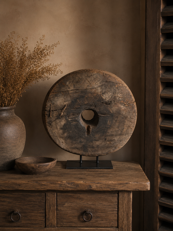Authentiek Oud Houten Wiel op Standaard – 50 × 50 cm