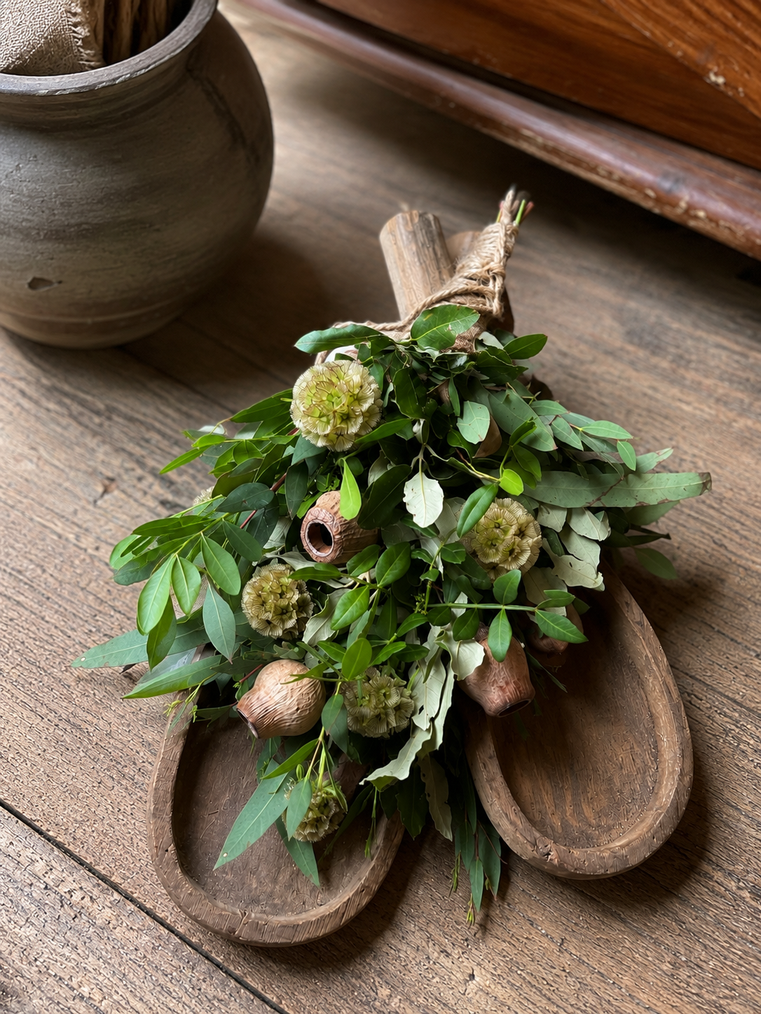 Houten Lepelset met verse bloemen