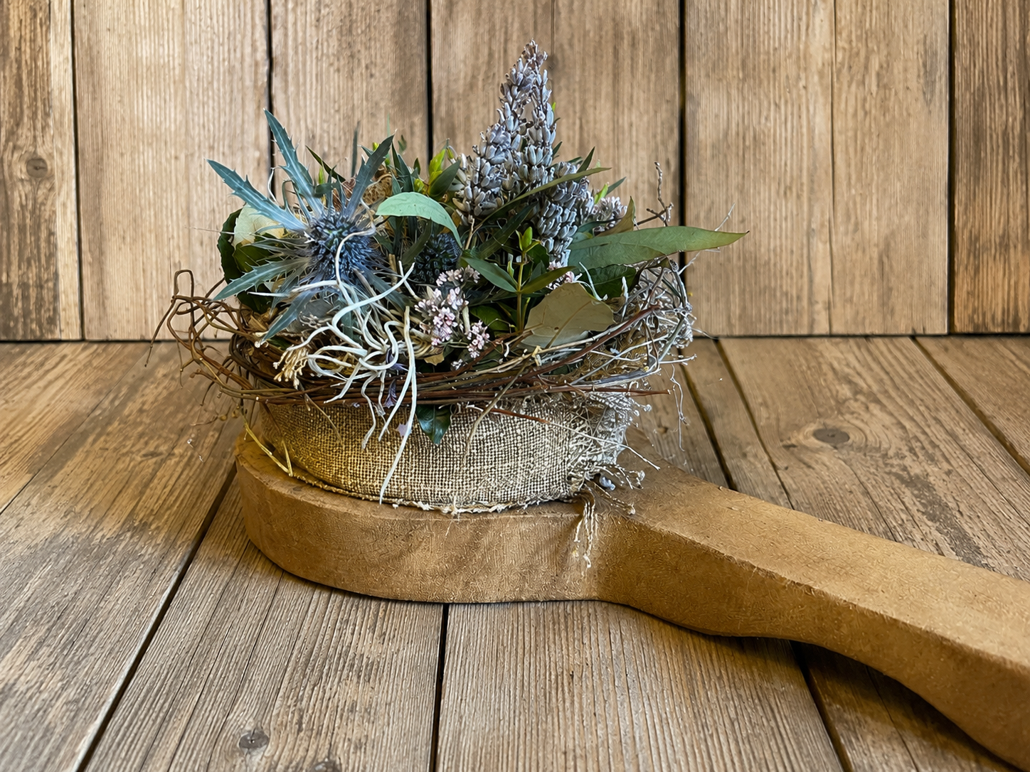 Blauw Bloementaartje op Houten Lepel – Distel, Statice & Eucalyptus Ø18 cm