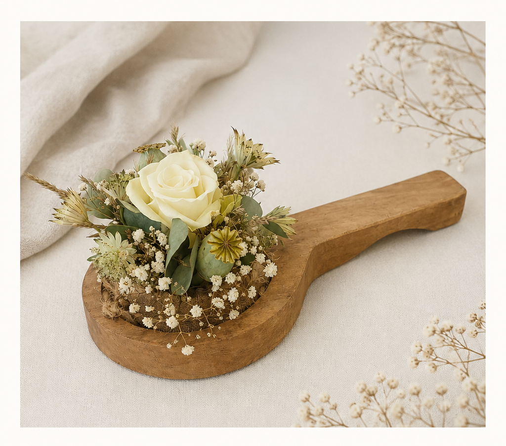 Landelijk Bloementaartje op Houten Lepel – Woondecoratie met Droogbloemen