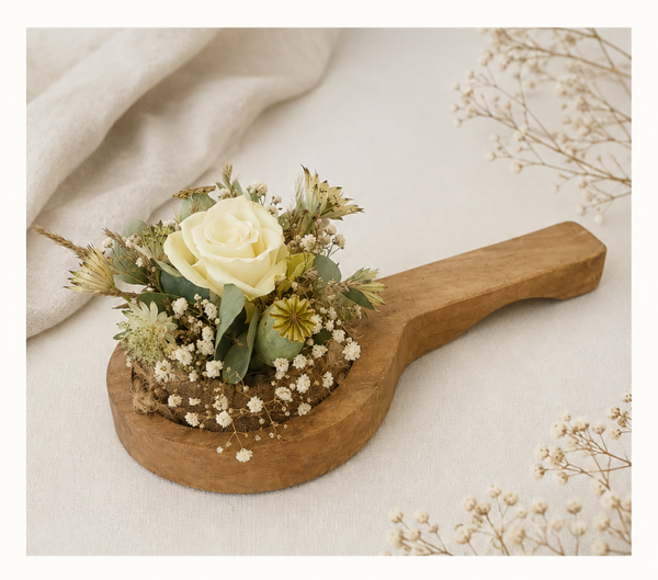 Landelijk Bloementaartje op Houten Lepel – Woondecoratie met Droogbloemen
