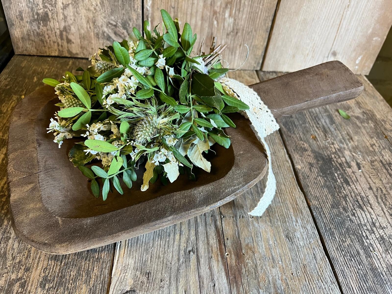 Taartje van Verse Bloemen – Landelijke Bloemendecoratie