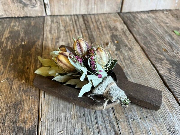 Houten Graanschepje met Verse Bloemen – 16,5 x 9 cm