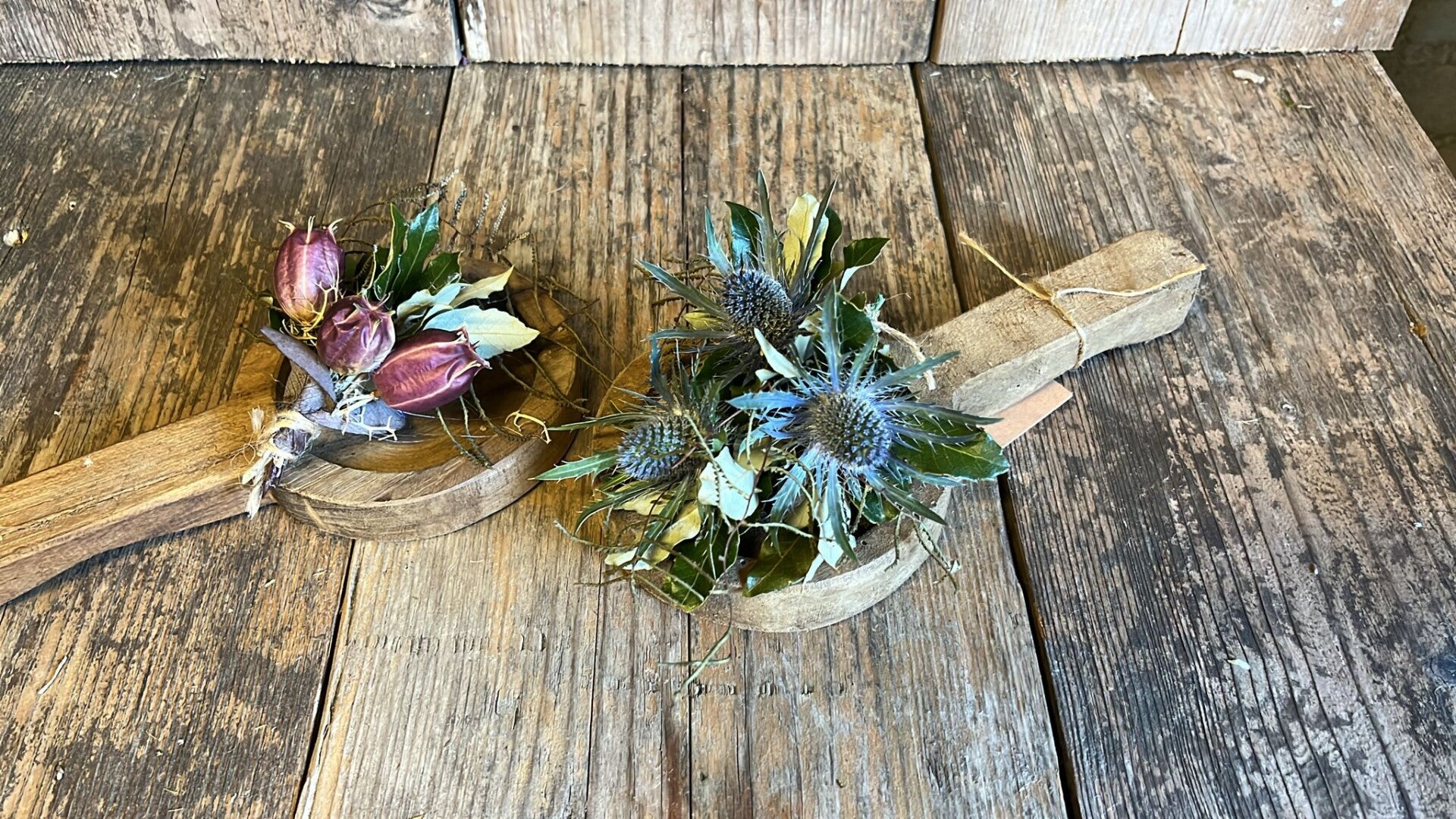 Houten Lepels met Tulpen & Blauwe Distel – Landelijke Bloemen Toefjes