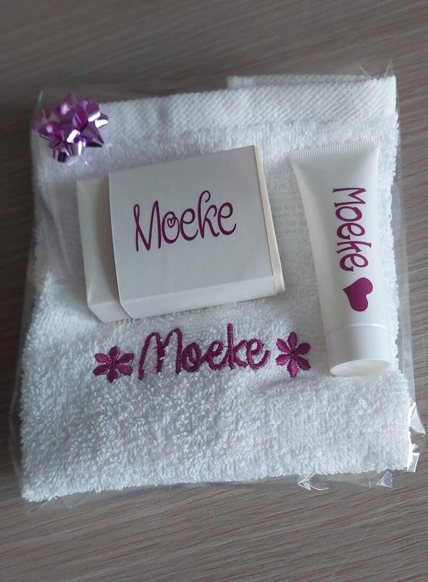 Kadoset geborduurd gastendoekje met zeep en handcréme
