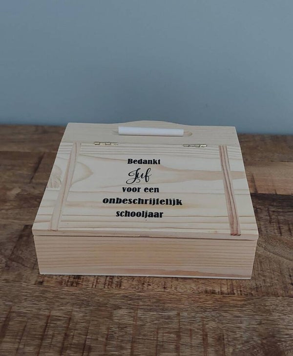 Houten lessenaar met tekst