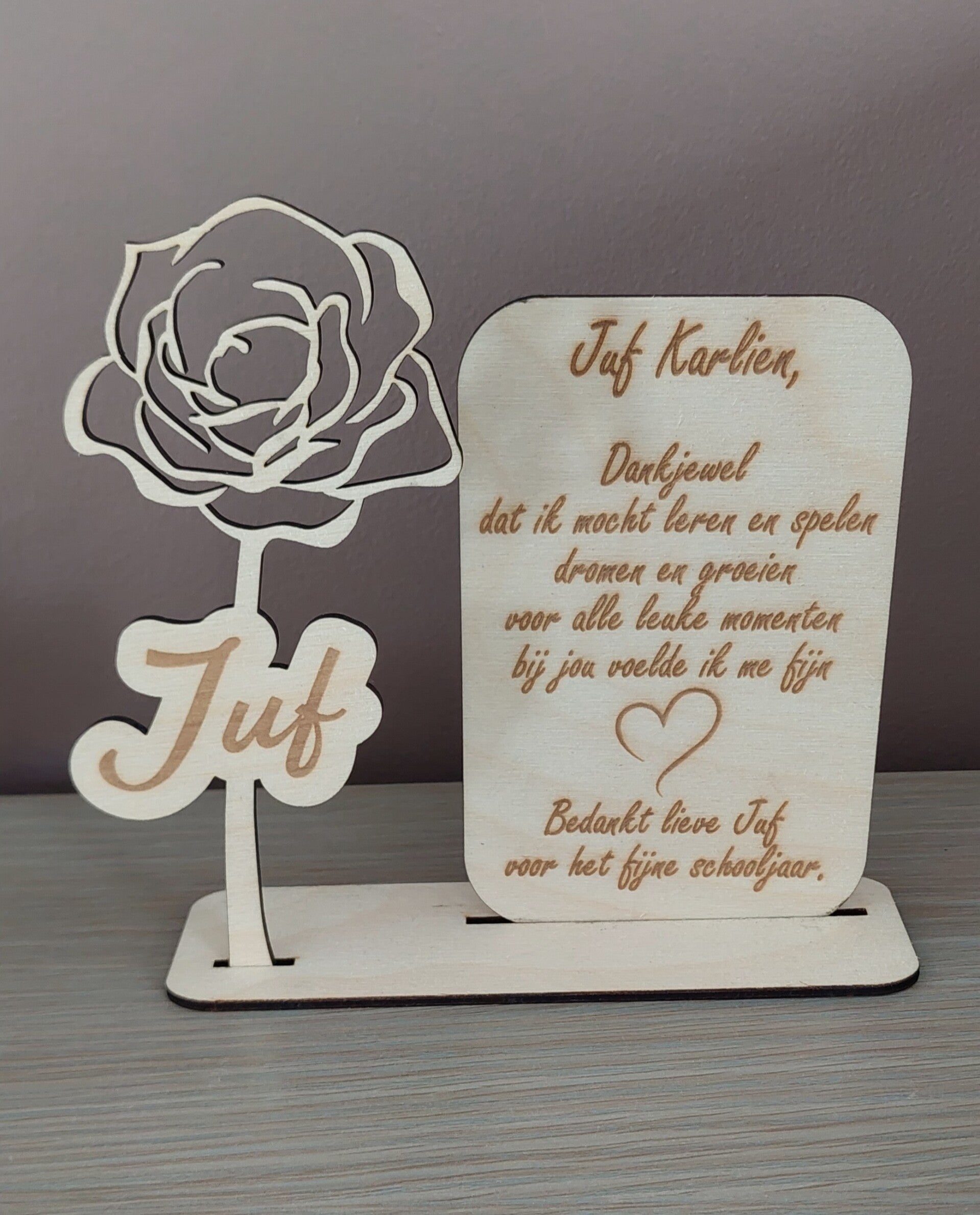 Bloem met houten kaartje met tekst