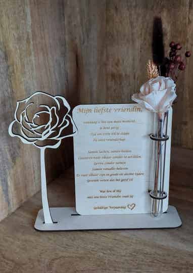 Bloem met houten kaart en houder voor (droog)bloempje