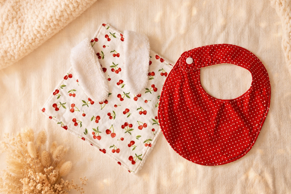 Doudou plat et bavoir assortis – imprimé cerises
