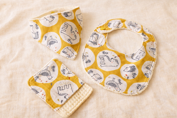 Ensemble assorti – bavoir, bandana, anneau de dentition et débarbouillette
