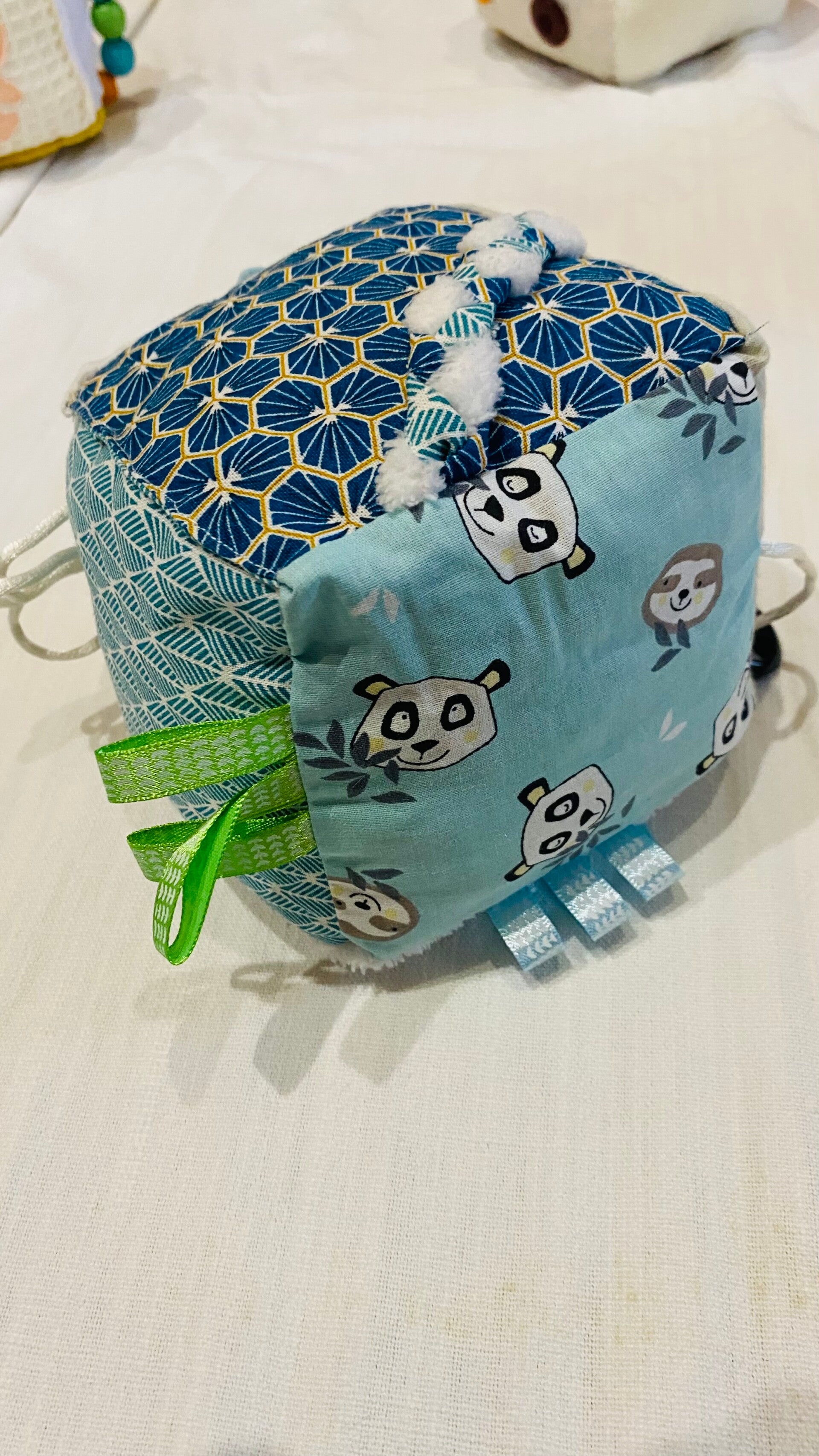 Cube d'éveil sensoriel "Panda"