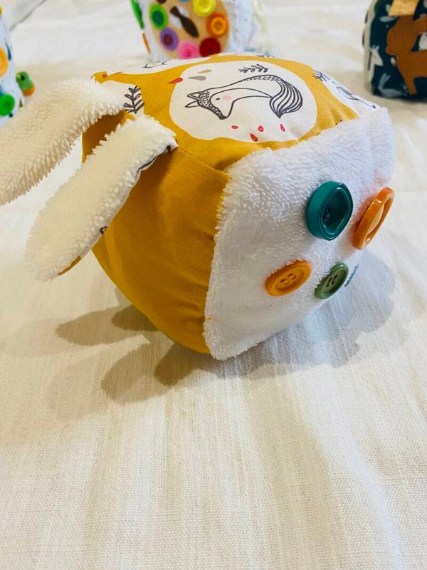 Cube d'éveil sensoriel "Lapin"