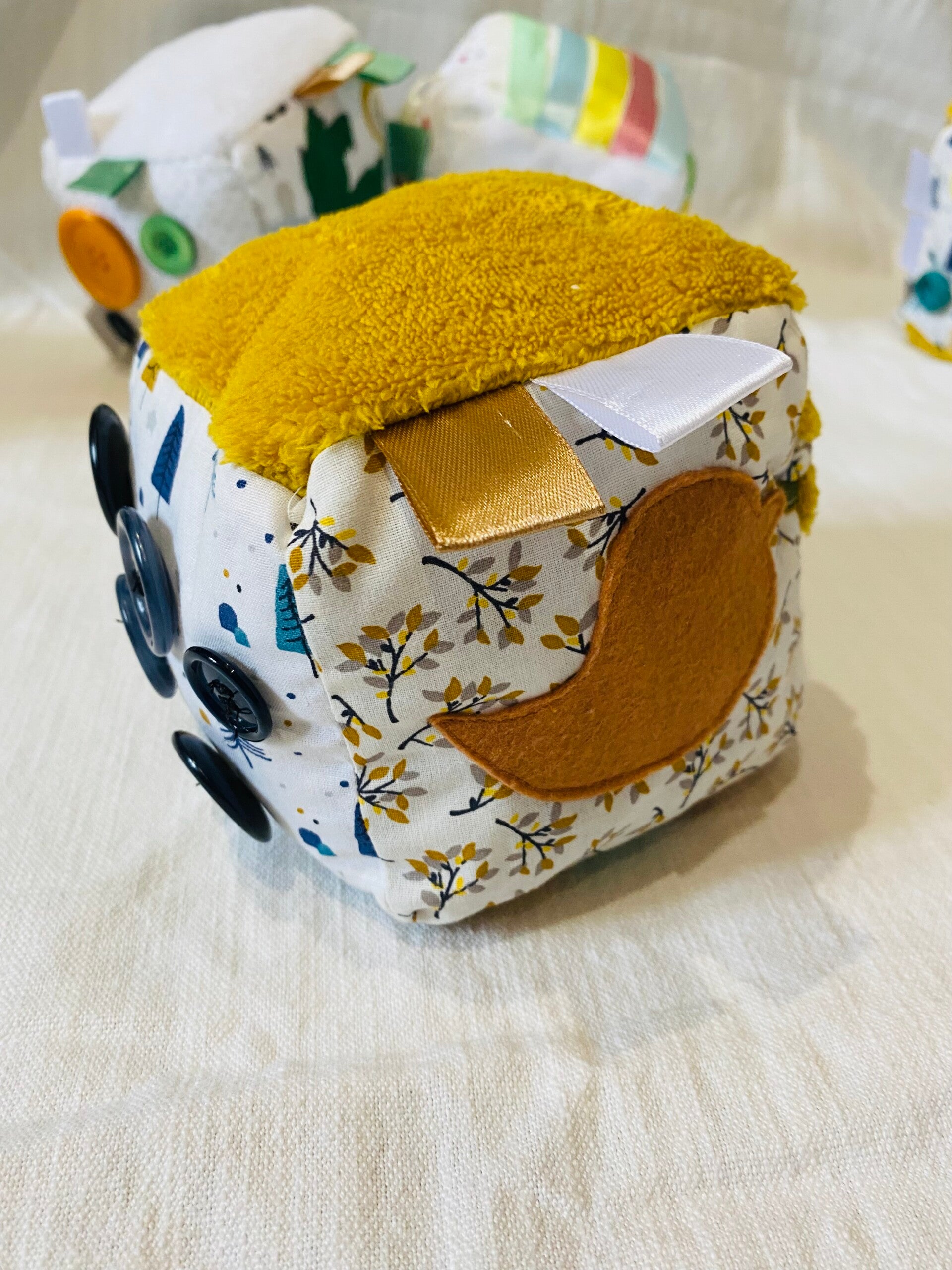 Cube d'éveil sensoriel "Piou piou"