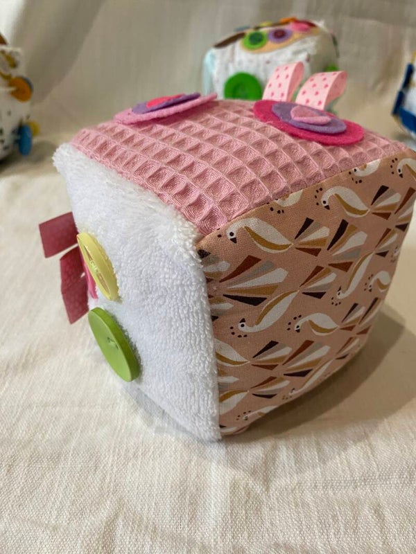 Cube d’éveil sensoriel “Douceur Poudré”