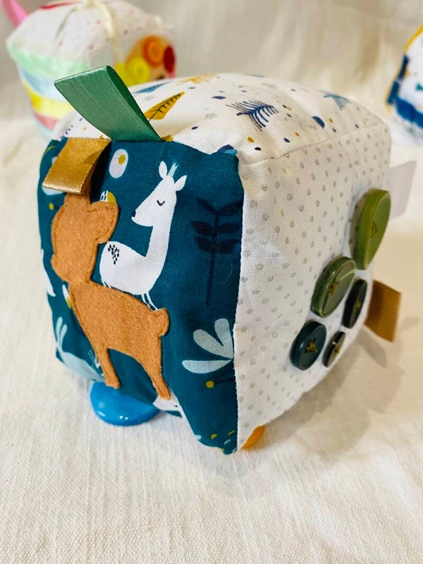 Cube d'éveil sensoriel "Petite forêt d'hiver"