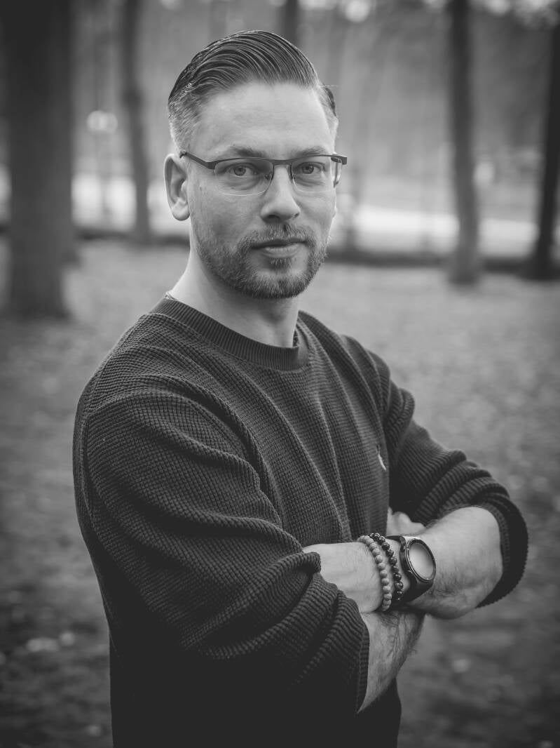 Foto van outdoorcoach Pascal, die gericht is op stress