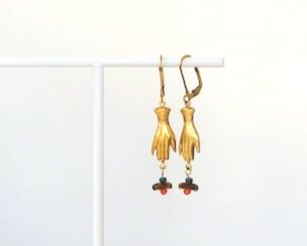 Helping hand flower oorbellen