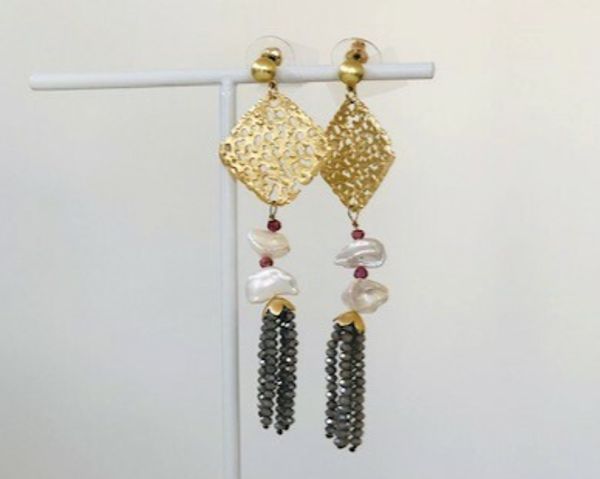 Gouden hanger met parelmoer en kraaltjes Saar