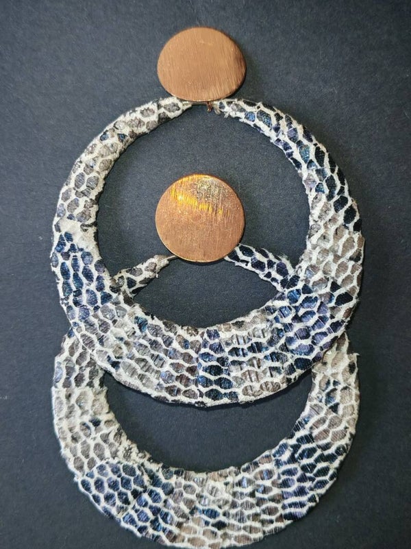 Créoles effet peau de serpent relief