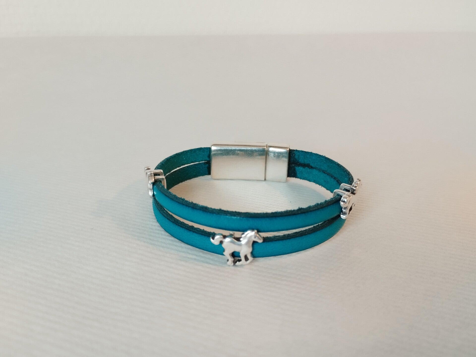 Bracelet en cuir fuschia 2 bandes 5 mm passants chevaux
