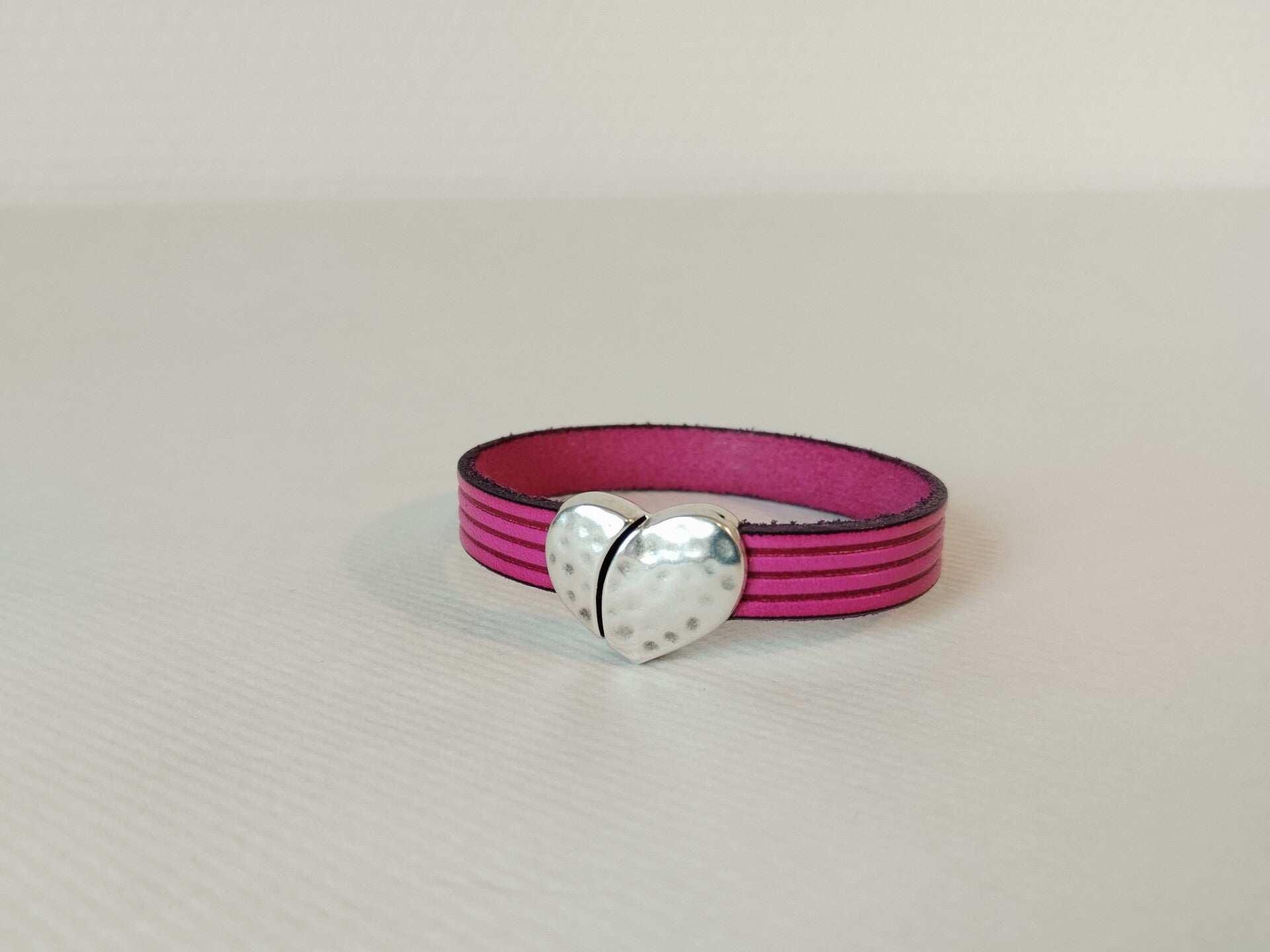 Bracelet en cuir rainuré rose 10 mm fermoir coeur
