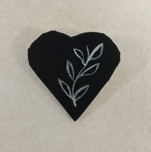 Broche coeur en cuir noir - motif argenté