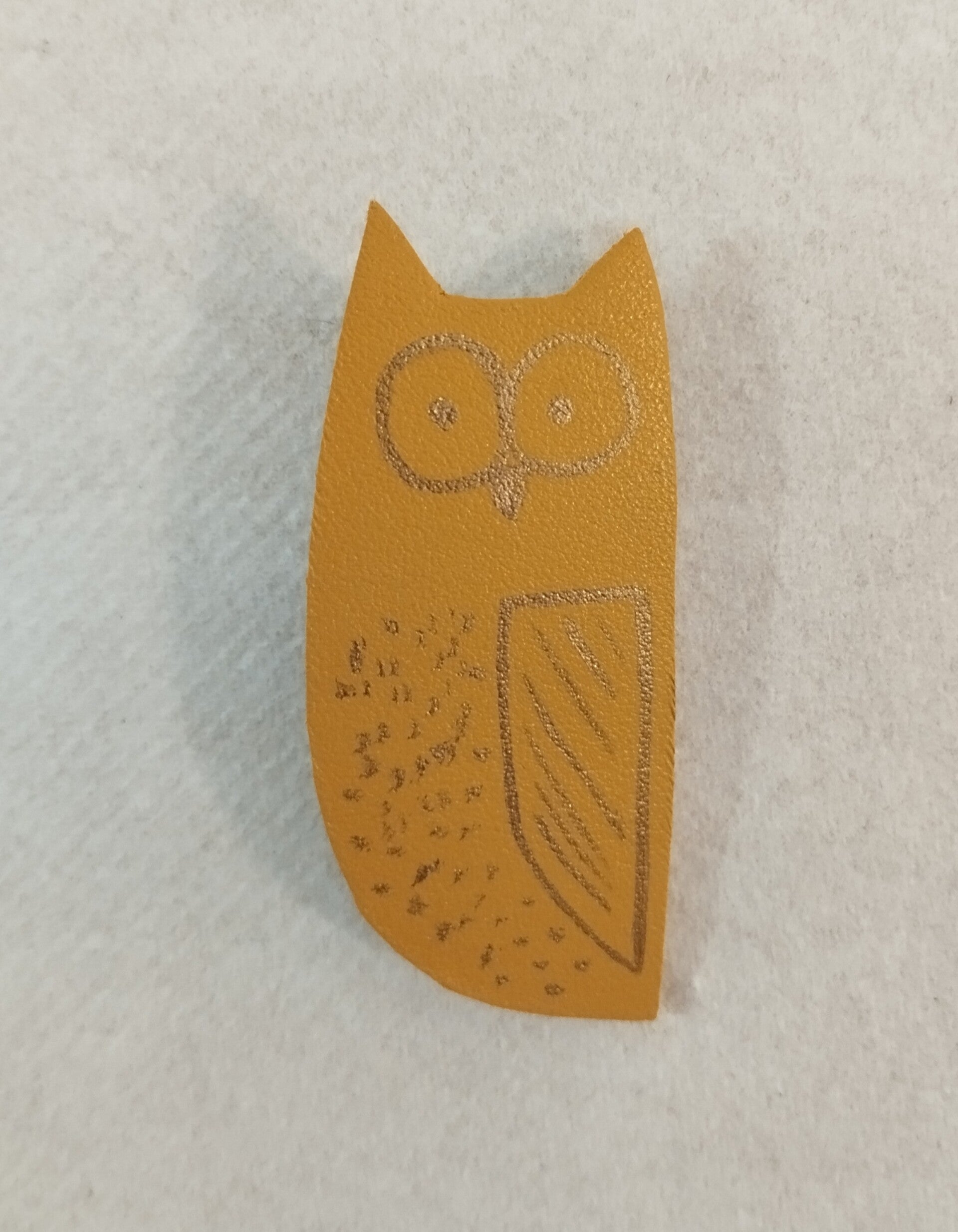 Broche hibou cuir jaune - motif bronze