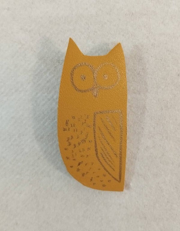 Broche hibou cuir jaune - motif bronze