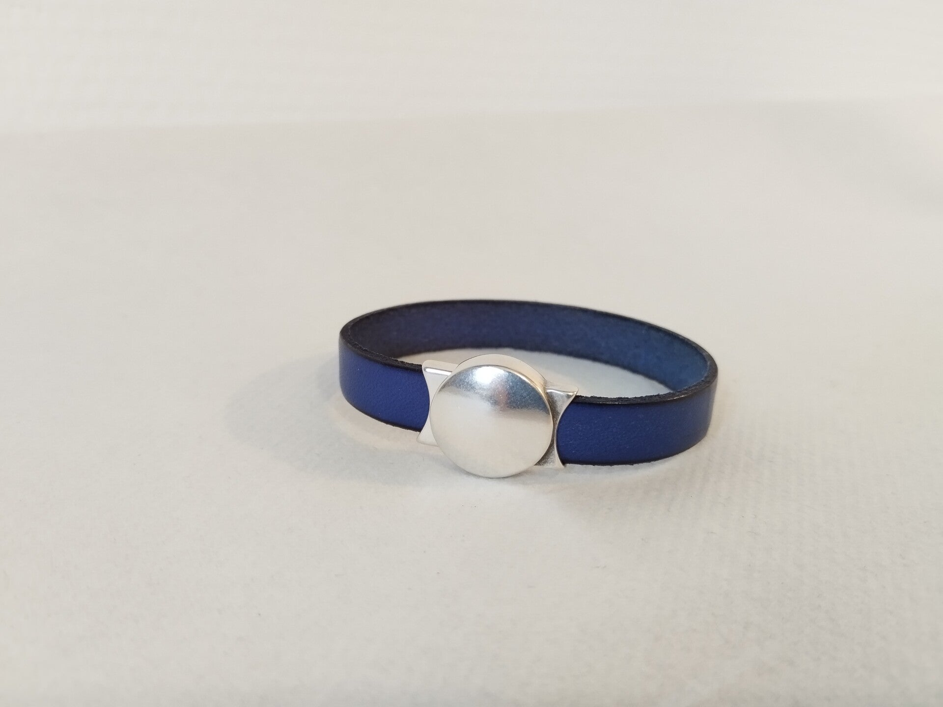 Bracelet en cuir bleu 10mm fermoir aimanté circulaire