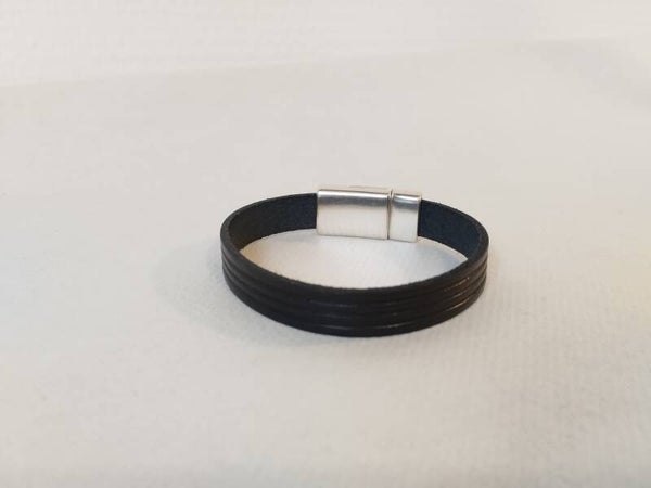 Bracelet en cuir rainuré noir 10 mm fermoir simple