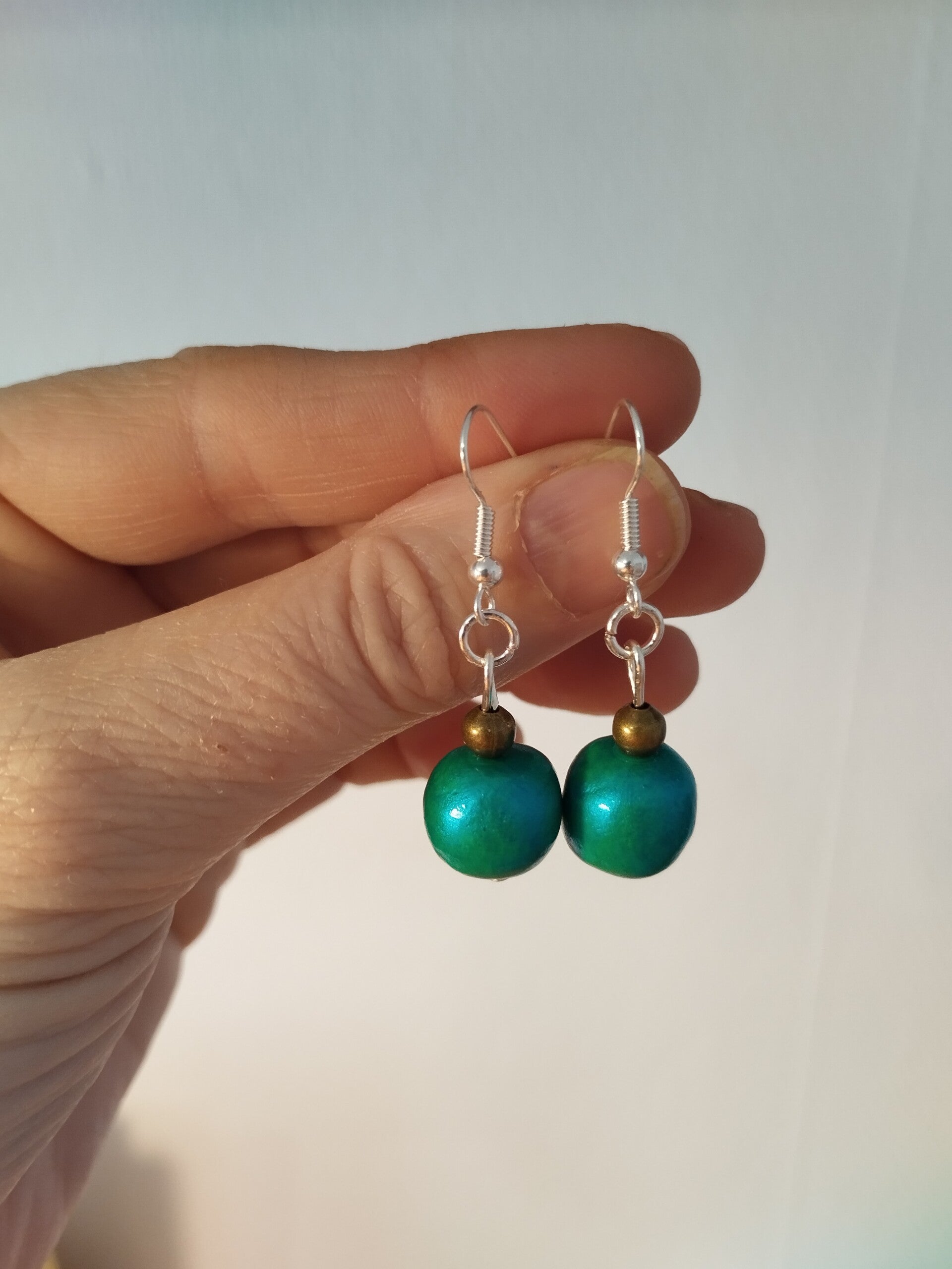 Boucles pendantes sphériques bleu métallisé