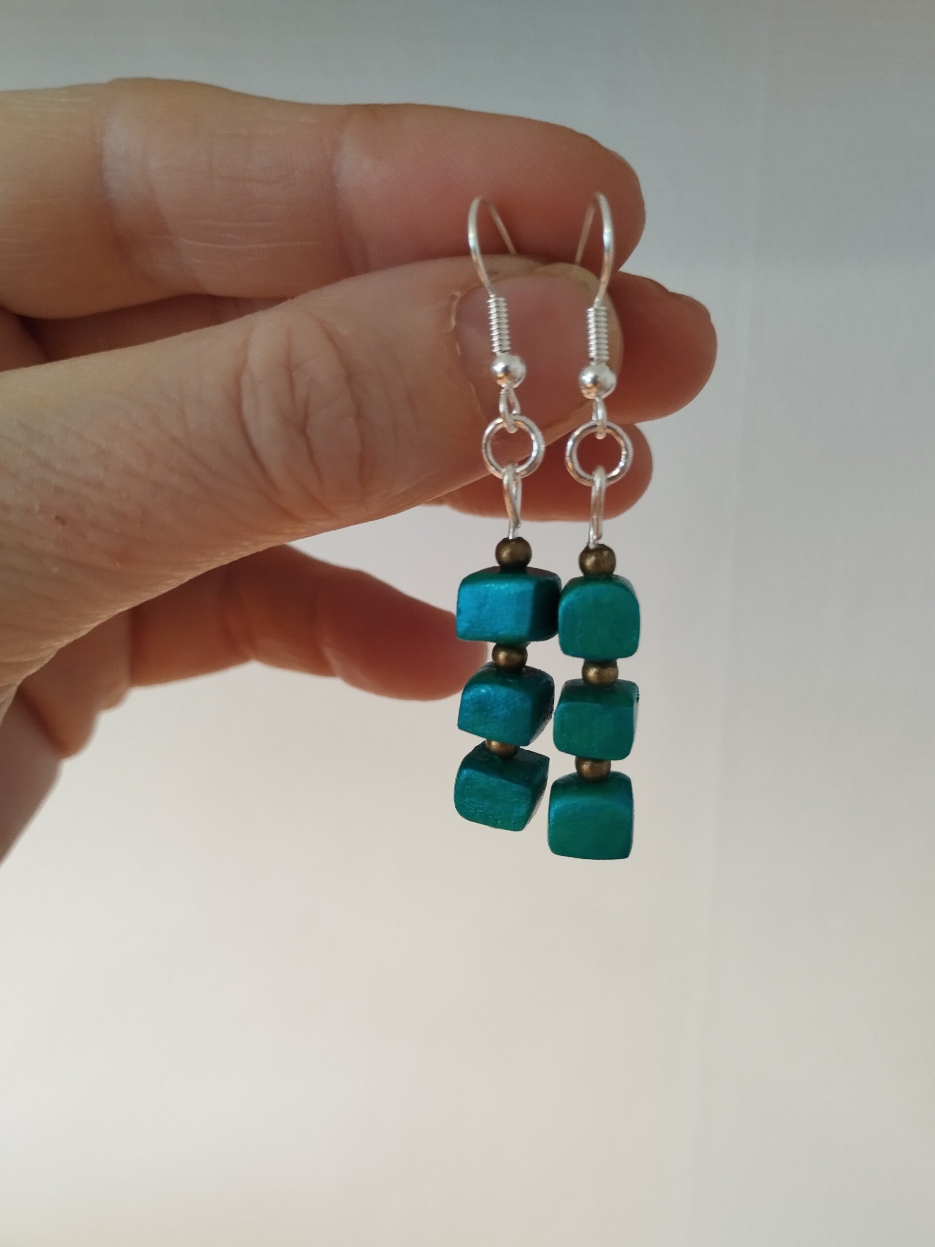 Boucles pendantes 3 petits cubes bleu métallisé