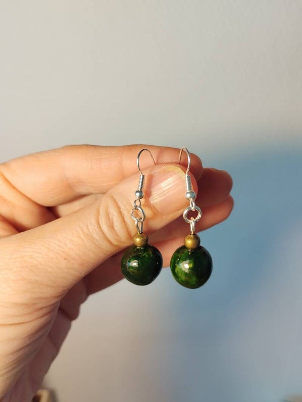 Boucle pendantes sphériques vert céramique