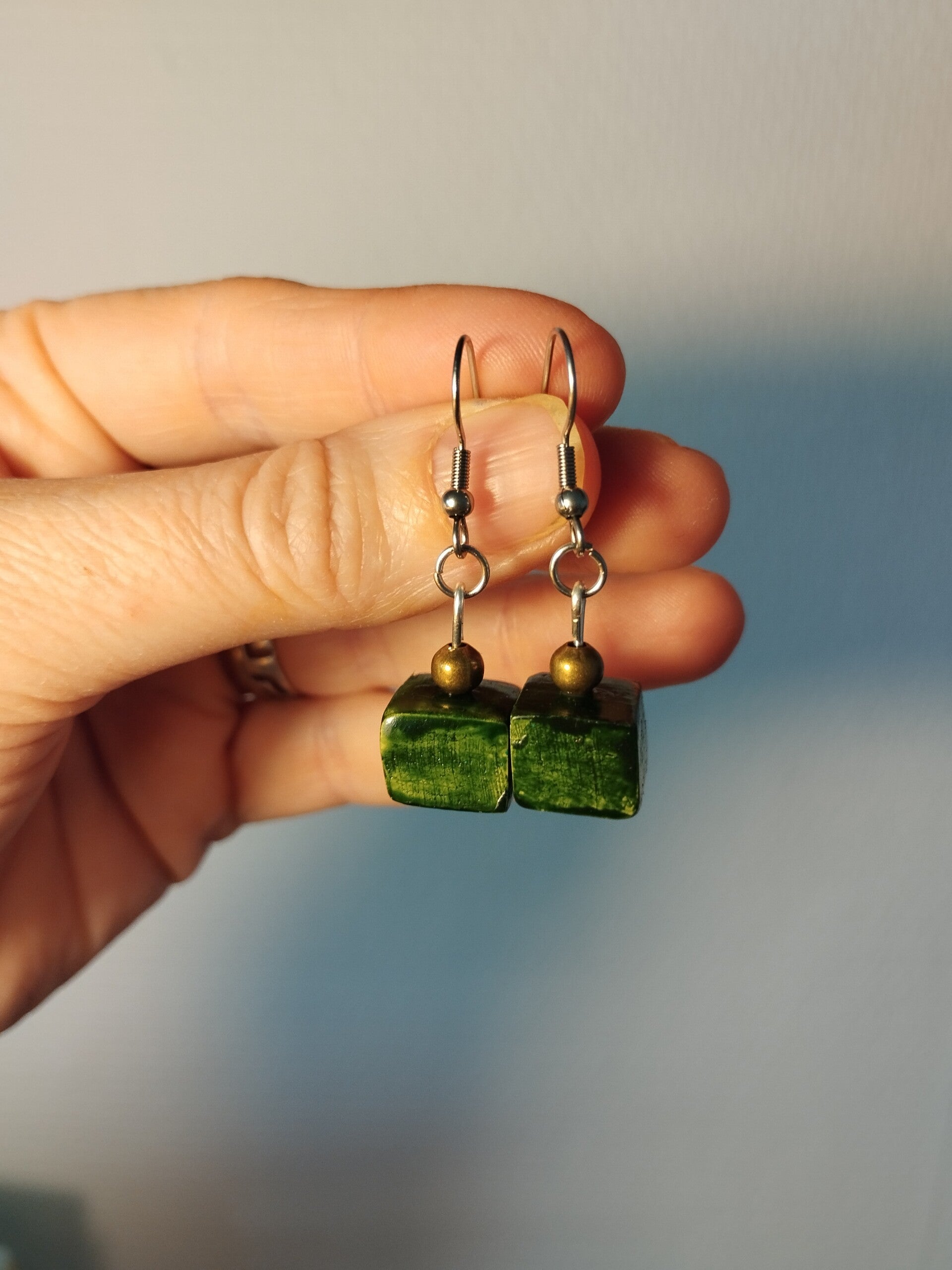 Boucles pendantes cubes uniques vert céramique